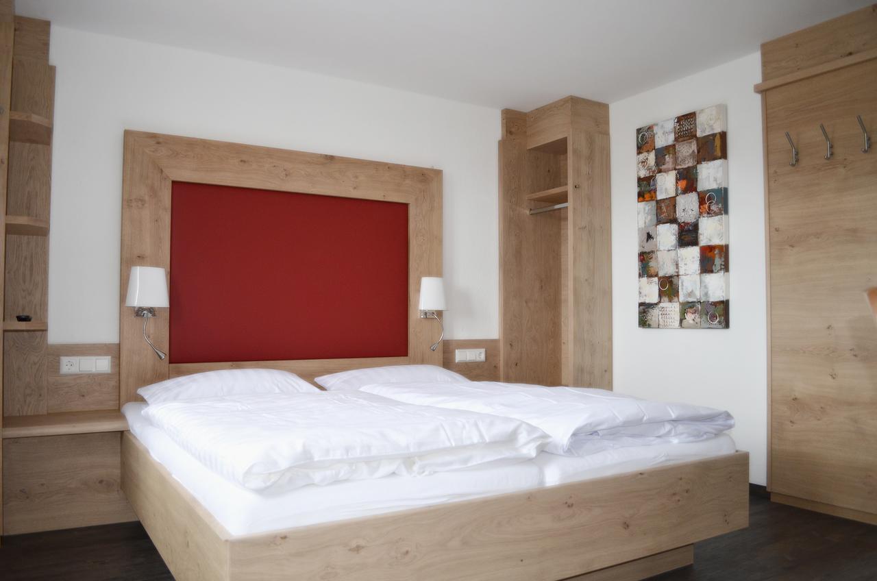 Landhotel Schwarzer Adler Tiefenbronn Buitenkant foto
