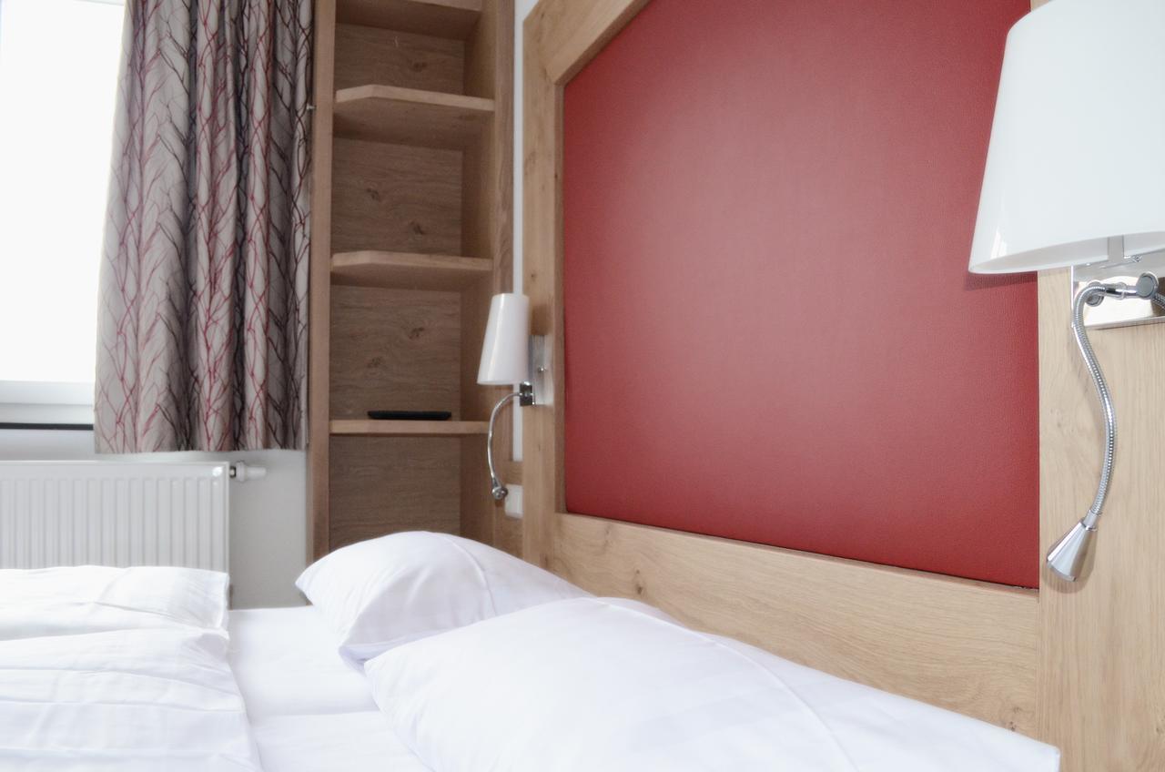 Landhotel Schwarzer Adler Tiefenbronn Buitenkant foto