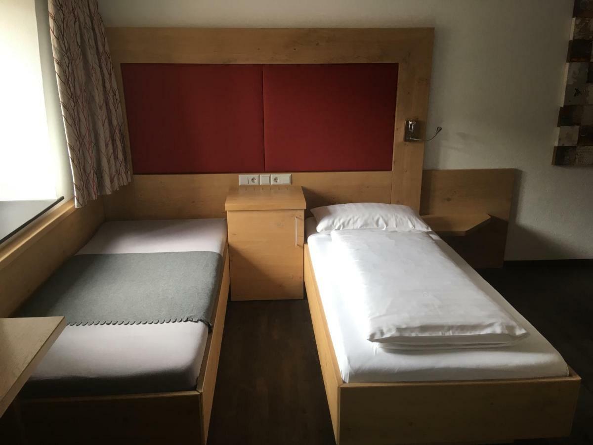 Landhotel Schwarzer Adler Tiefenbronn Buitenkant foto